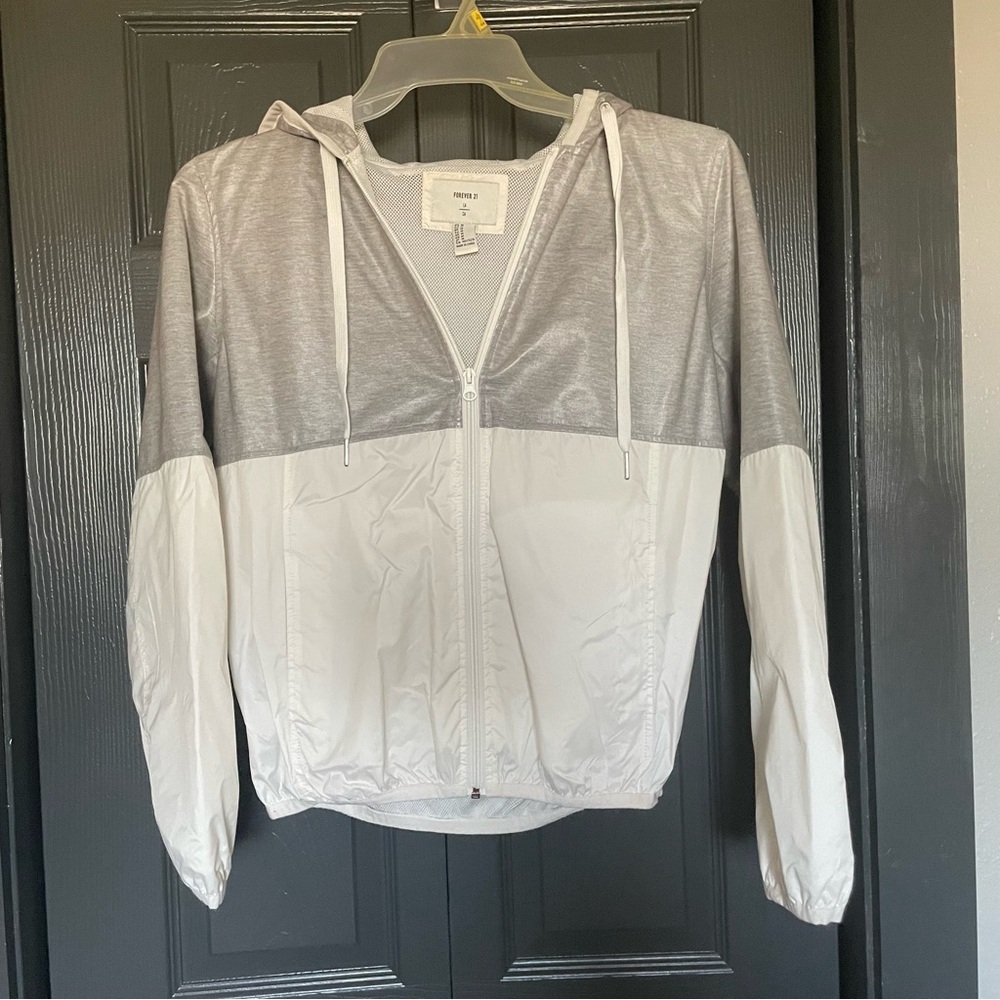 Forever 21 white and grey windbreaker rain jacket hooded jacket size M Medium